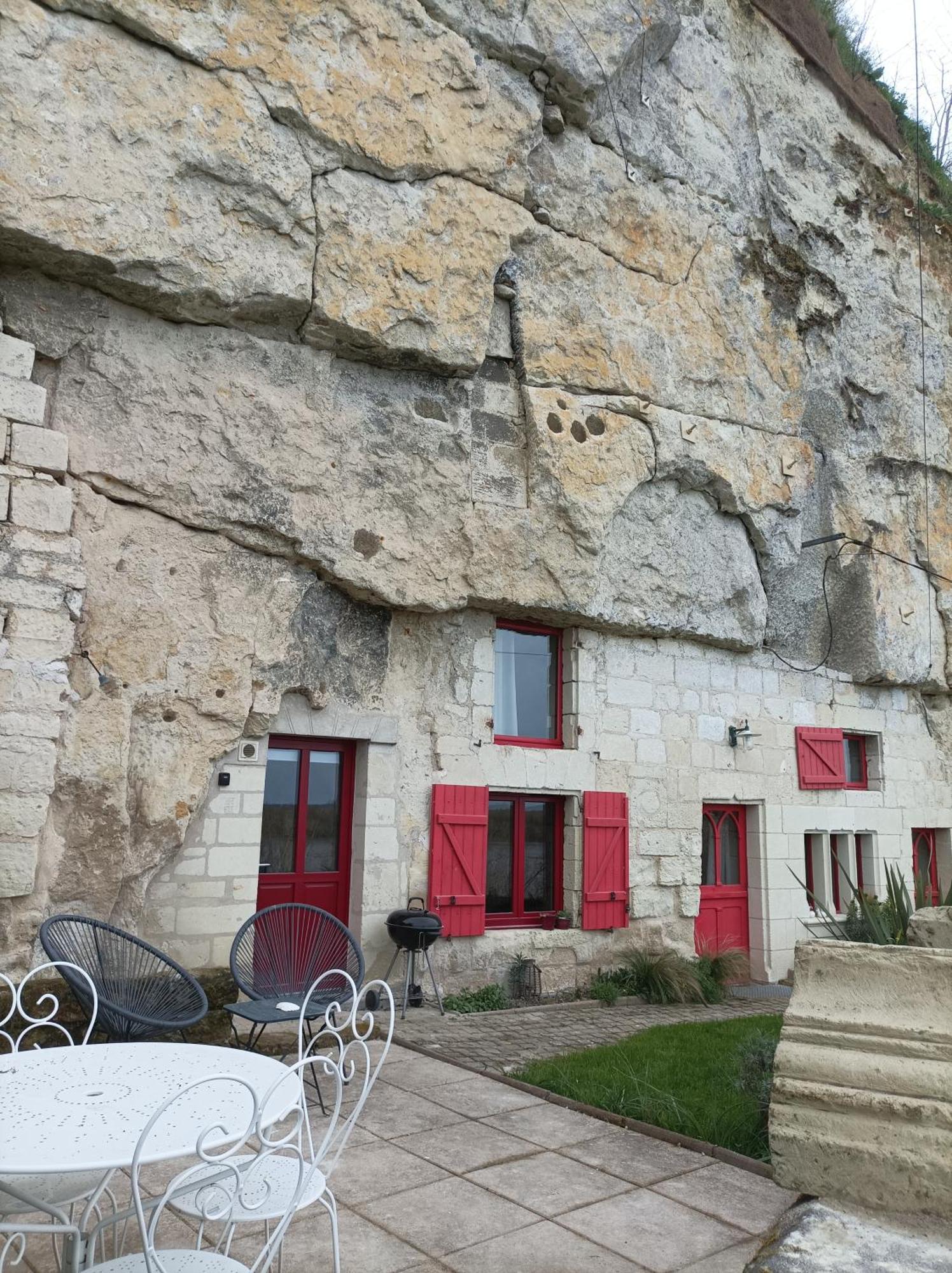 Gite Des Perreyeurs - Maison Troglodyte Avec Vue Sur Loire Montsoreau Exterior foto